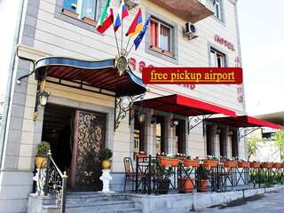 Отель Aleppo Hotel Ереван Двухместный номер (для 2 взрослых и 1 ребенка)-1