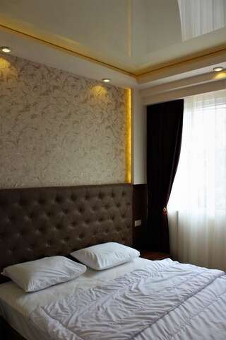 Отель Aleppo Hotel Ереван Двухместный номер с 1 кроватью или 2 отдельными кроватями-5