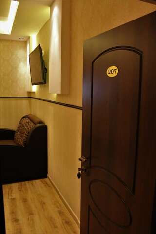 Отель Aleppo Hotel Ереван Двухместный номер (для 2 взрослых и 1 ребенка)-3