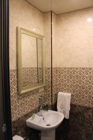 Отель Aleppo Hotel Ереван Двухместный номер (для 2 взрослых и 1 ребенка)-8
