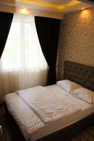 Отель Aleppo Hotel Ереван Двухместный номер с 1 кроватью или 2 отдельными кроватями-13