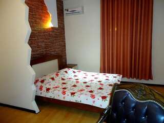 Отель Aleppo Hotel Ереван Двухместный номер (для 2 взрослых и 1 ребенка)-17